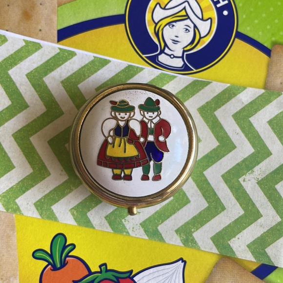 Enamel Austria Couple Mini Pillbox - Romantic Man & Woman in Peter-pan hats - Picture 3 of 11